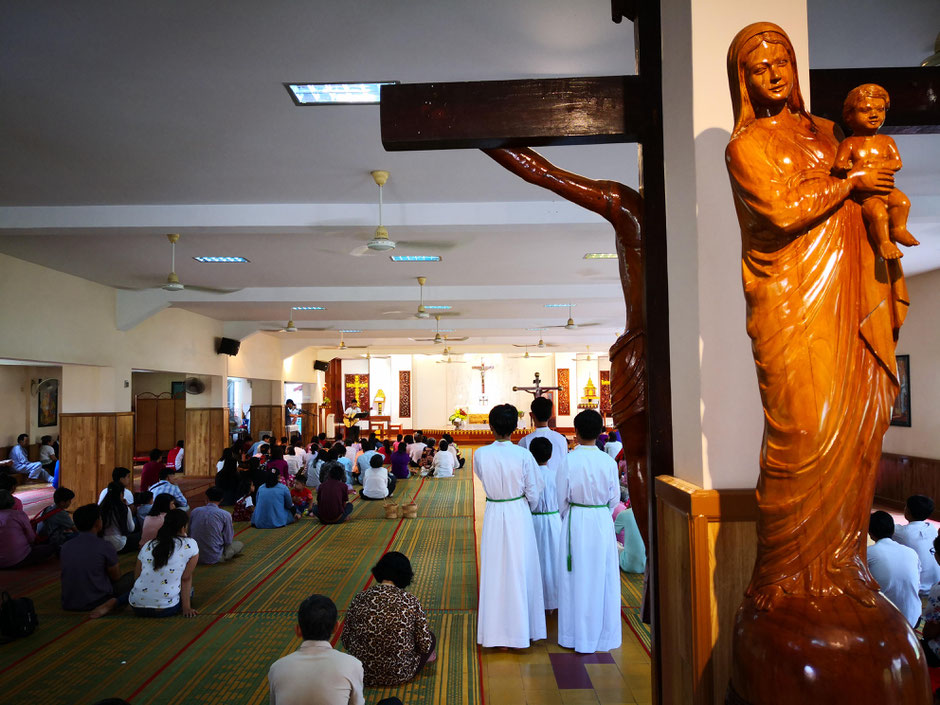 La messe commence... l'affluence en ce dimanche était assez faible, car en raison de la fête de Pchum Ben, tous les paroissiens originaires de province sont repartis dans leur famille.