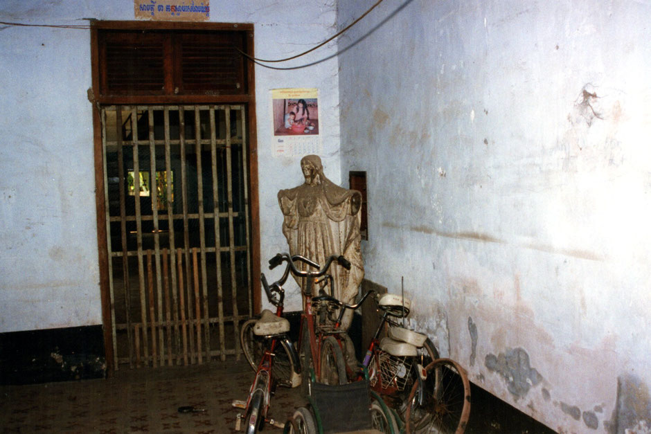 La même statue, non décapée, prise en photo dans l'ancien Carmel de Phnom Penh (Février 1998).
