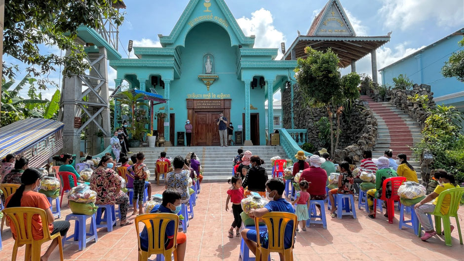 Distribution d'une aide alimentaire à Areyksat.