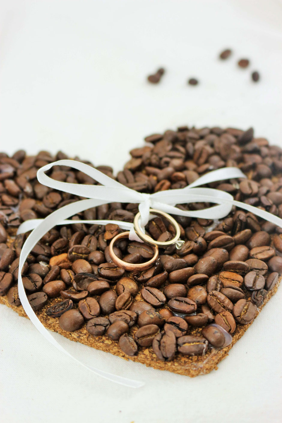 DIY Ringkissen aus Kork mit Kaffee. Ein Ringkissen für Eheringe. Basteln für die Hochzeit.