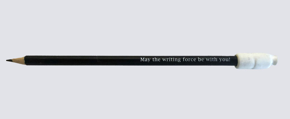Schwarzer Bleistift auf weißem Grund mit der Aufschrift "May the writing force be with you"