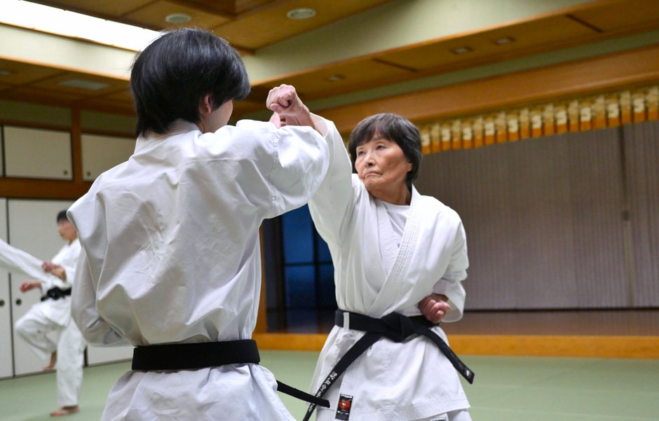 井原みさ子指導員の稽古風景