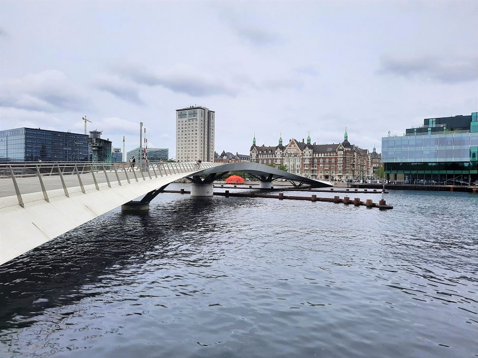 L'élégant pont piéton Lille Langebro, "lille" signifiant "petit" en référence au pont de même nom juste à côté