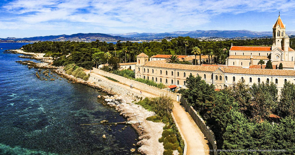 Kloster im Mittelmeer, Abtei auf Mittelmeerinsel, Lerins Abbey, Lerins, Zisterzienserkloster, Südfrankreich, Kloster an Cote d'Azur, schönes Bild Kloster mit Meer