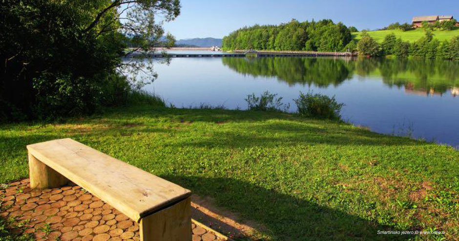 schöne Stimmung am See, Holzbank, Impression See, Grasufer am See, Spiegelung im See, reflection lake, Smartno Lake, Smartinsko See
