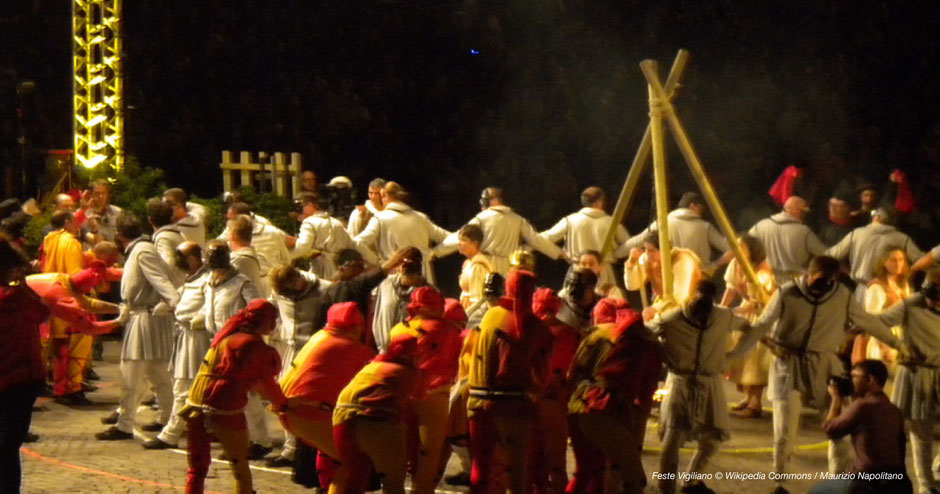 Nassereith, Schellerlaufen, Fasching, Fasnacht, Imst, Mieminger Plateau, Winteraustreiben, Zuschauer, Tradition, Tirol, Westösterreich, Berge, Masken, Trachten, Larven, Besen, Kunstvolles, Kunstvolle Maskierungen, Kunstvolle Kostüme, Brauchtum, Event