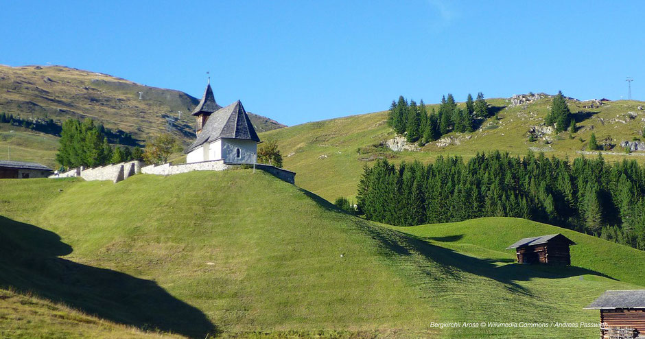 Arosa, Bergkirchli, Eichhörnliweg, Schanfigg, Chur-Arosa, Alpenjuwele, Kulturjuwele, Graubünden, Lenzerheide, grünes Gras, Graslandschaft, Berglandschaft, Landschaftspflege, blauer Himmel, Grün und Blau, Wiese und Himmel, Fotomotive, Fotospots, Kalender