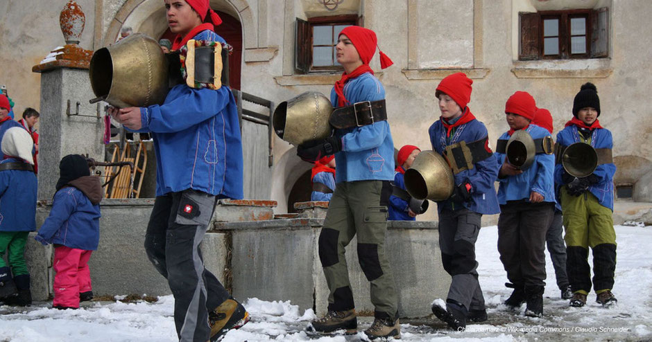 Chalandamarz, Winteraustreiben, Engadin, Münstertal, Vinschgau, Graubünden, Südtirol, Schellen, Schellenurseli, Urseli, Kinder Schellen, Kinder läuten mit Glocken, Glockengebimmel, Schweiz, Südtirol, Brauchtum, Tradition, Südschweiz, Alpenglocken, Schnee