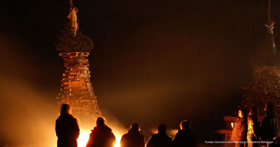 Funken, Vorarlberg, Funkensonntag, Dornbirn, Oberfallenberg, Funkasunntig, Winteraustreiben, Brauchtum, Rheintal, Vorarlberg, Zuschauer, Funken, Stimmung am Funken, Brauchtum, Tradition, Bodenseegebiet, Funkenabbrennen, Bodensee, Veranstaltungskalender