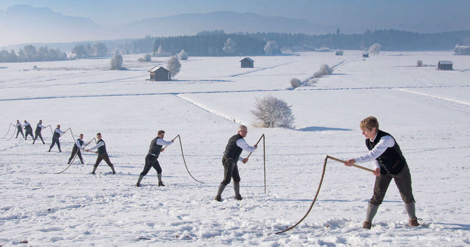 Apernschnalzen, Ruptertischnalzen, Goaßschnalzen, Berchtesgadener Land, Salzburger Land, Brauchtum, Tradition, Rupertiwinkel, Peitschenknallen, Winter, Winteraustreiben, Brauchtum im Schnee, Wintersonne, Salzburg, Fruchtbarkeitsbrauch, Kuriosität, Bayern