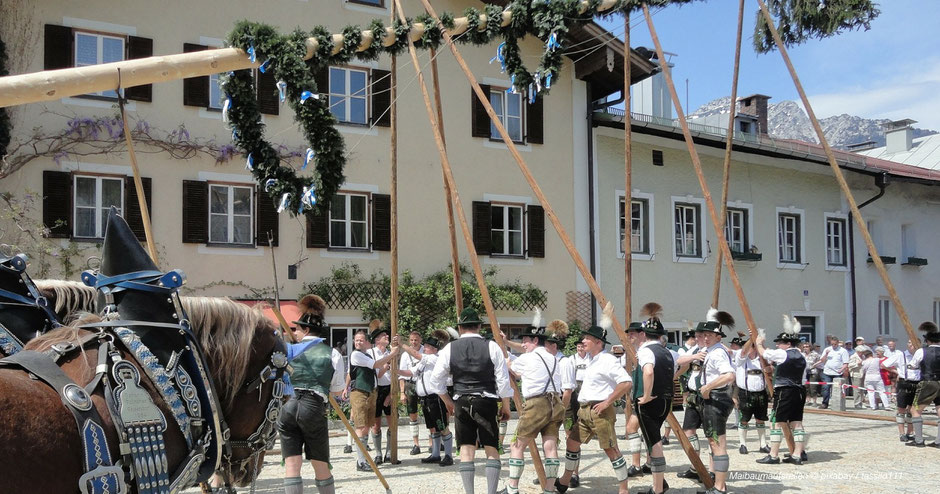 Maibaum, Maibaumaufstellen, Bayern, Maibaumkraxeln, Brauchtum, Tradition, Oberbayern, Süddeutschland, Alpen, Alpenland, zünftig, erster Mai, 1. Mai, 1. Mai 2020, 1. Mai 2021, 1. Mai 2022, Mai 2020, Trachten, Krachlederne, bayerisches Event,