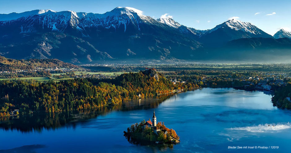 kristallklarer blauer See, See mit Insel, Bleder See, Bled jezero, Kirche im See, Kirche auf Insel mit See, See mit verschneiten Bergen, Oberkrainer See, Herbststimmung am See, Wald an Seeufer, See in Slowenien, schönster See in Slowenien, schönste Seen