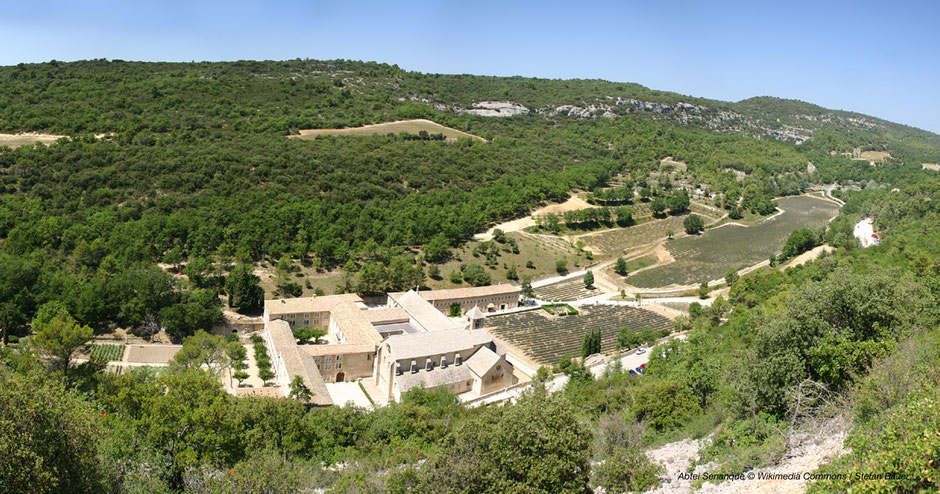Kloster in Südfrankreich, Senanque, Zisterzienserkloster, Vaucluse, Zisterzienserabtei Südfrankreich, imposantes Kloster Südfrankreich, Abbey at South of France, Alpenkloster