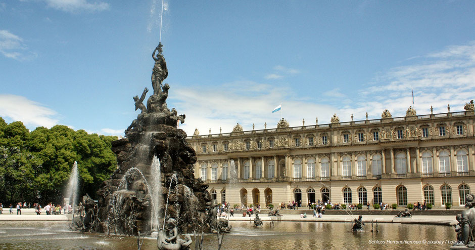 Herrenchiemsee, Chiemsee, Alpenjuwele, Fotospots, Fotomotive, Kalenderbilder, Bayern, Süddeutschland, Schloss, Denkmal, Denkmal Chiemsee, Denkmal Herrenchiemsee, Ludwig II., Lustgarten, Brunnen, Bayerische Fahne, Ausflugsziel, Schönste Flecken