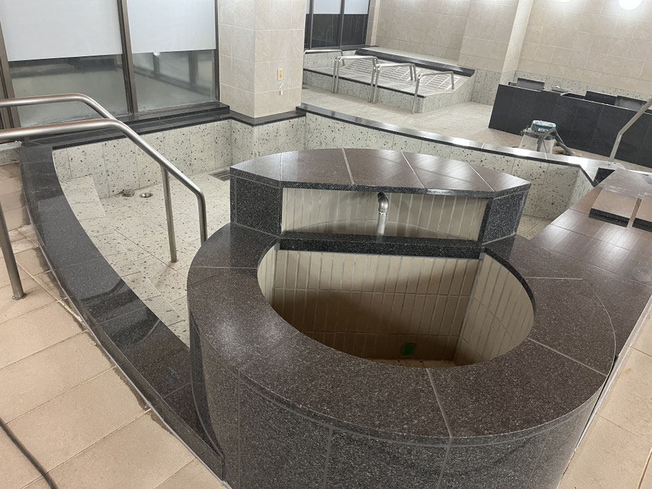 さいたま市西区　温泉施設　　石種　笠石　インド黒　
