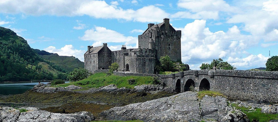 Schloss in Schottland mitten im Corona Hotspot und Hochrisikogebiet. Urlaub ist möglich mit der richtigen Covid-Reiseversicherung der ERGO