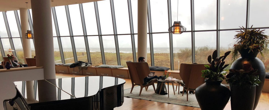 Blick aus den Panoramascheiben des Hotels The Grand in Ahrenshoop von Ina Bärschneider bei einem ERV-Außendienstbesuch