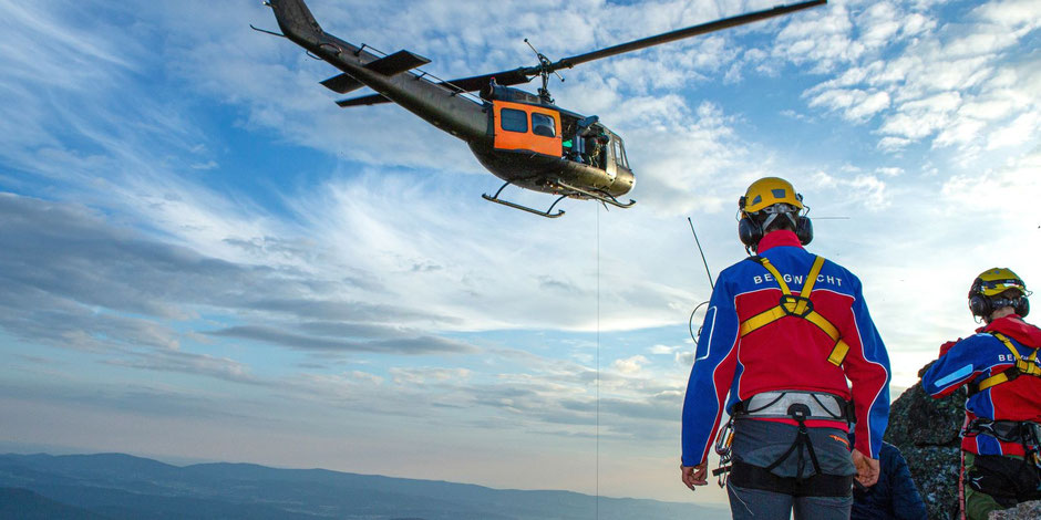 Rettungshubschrauber bei Bergrettung im Sommerurlaub