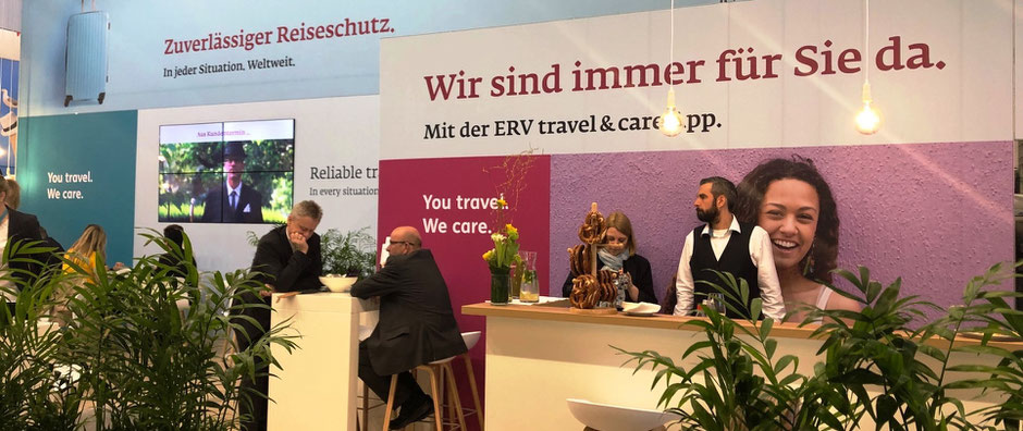 Mehrere Hände fassen sich vor einer Weltkarte an und symbolisieren einen Zusammenschluss