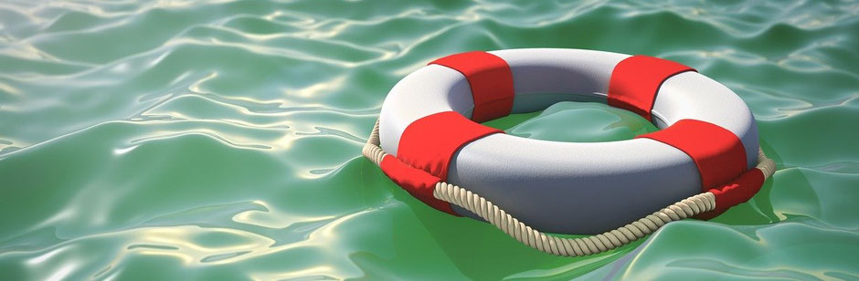 Jahres-Reiseversicherungen - Ein Rettungsring schwimmt auf dem Wasser