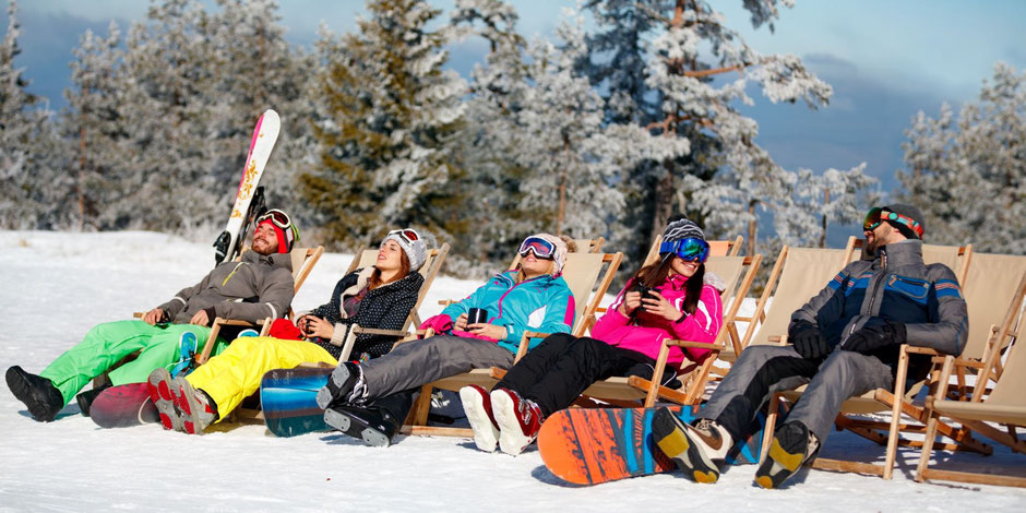 Ski- und Snowboardfahrer genießen den Winterurlaub mit ERGO Reiseversicherung