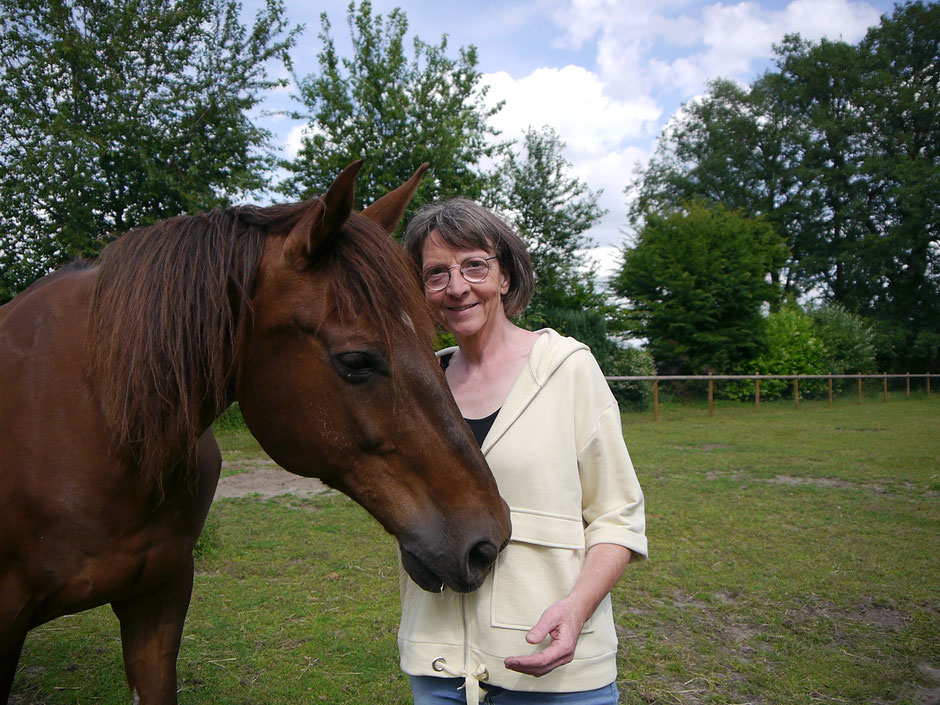 Sonja und Pferd Igor auf Weide Sonja Gayer