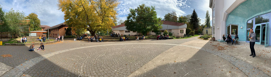 Panoramabild: Schule, Kindergarten, Aula
