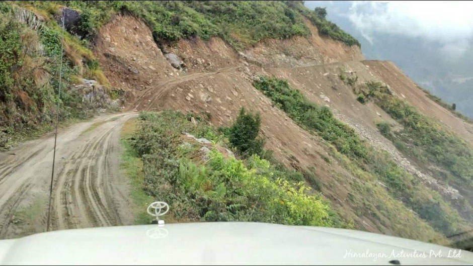 ネパールの山道を走るトヨタ・ランクル