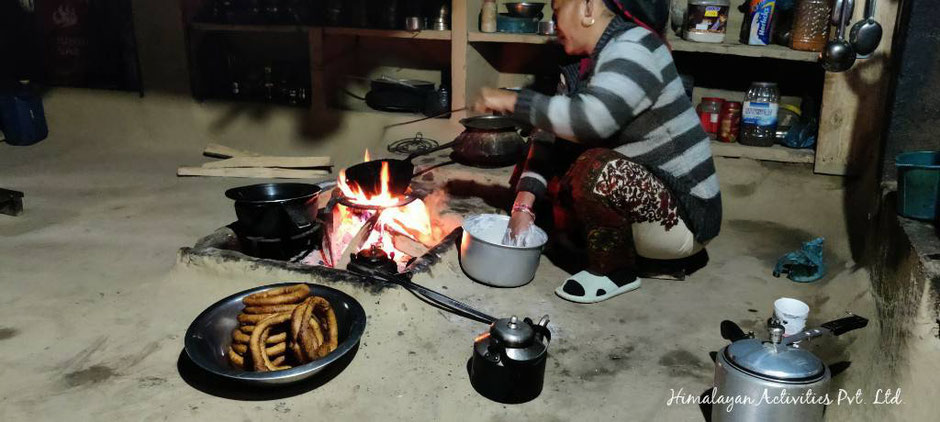 ブジュン村の民家にて、かまどで作るセルロティ