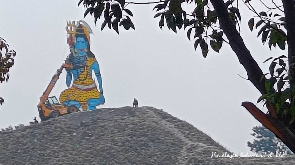 トゥンディケル広場に建てられたシバ神の像