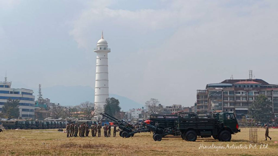 トゥンディケル広場に並ぶ対戦車砲と、ダラハラ塔