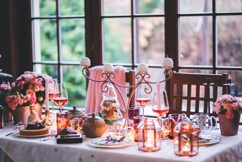 Bild: Weihnachtsessen an gedeckter Tafel