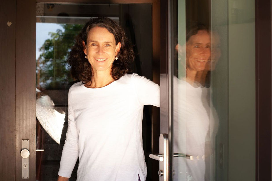 Simone Scheuner, Dipl. Masseurin und liz. Neurocoachin (nach Dr. P. Wyrsch), in der Praxis für Massage, Klang, Neurosensitivität & RINGANA in Biberstein bei Aarau
