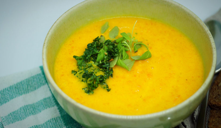 Möhrensuppe mit Curry, Ingwer und Kokosmilch