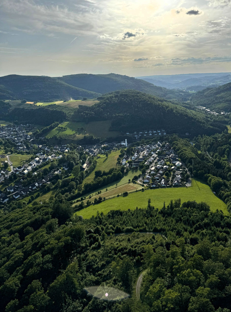 Die Häuser am Wald (rechts unten im Bild)  im schönen Medebachtal, Foto: Daniel Hilbich