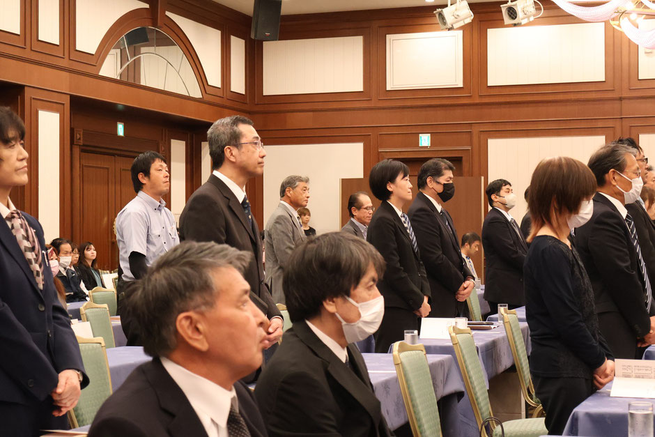 表彰式の様子。会場でひとりひとり氏名が呼ばれます。