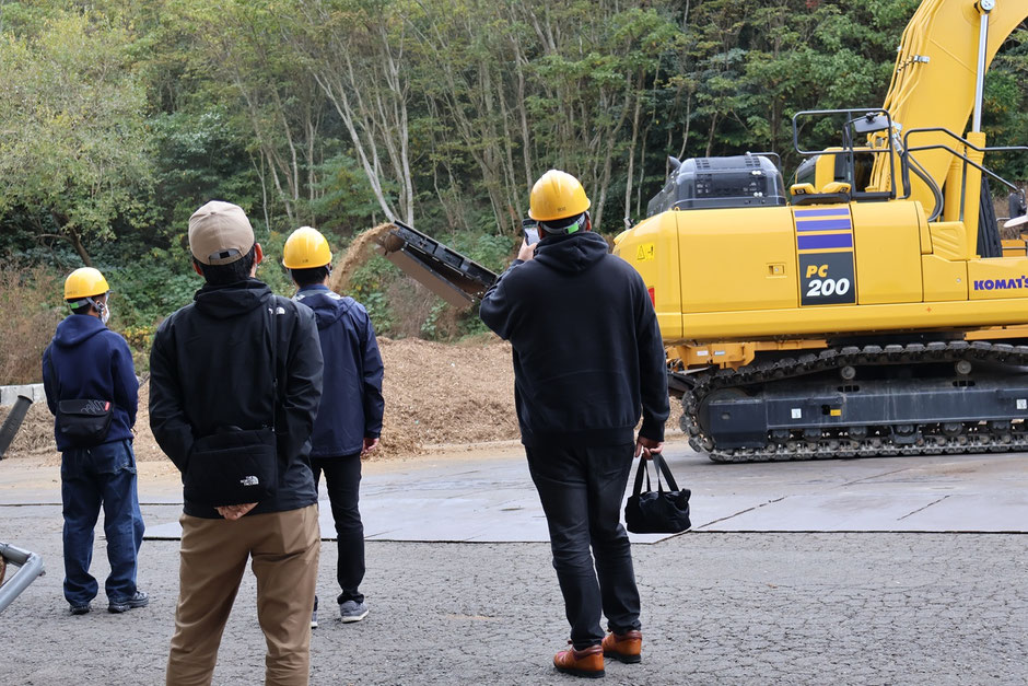 廃木材をチップ化する様子を見学する参加者