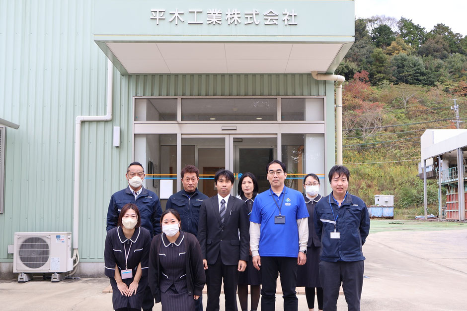 本社前にて集合写真を撮影しました