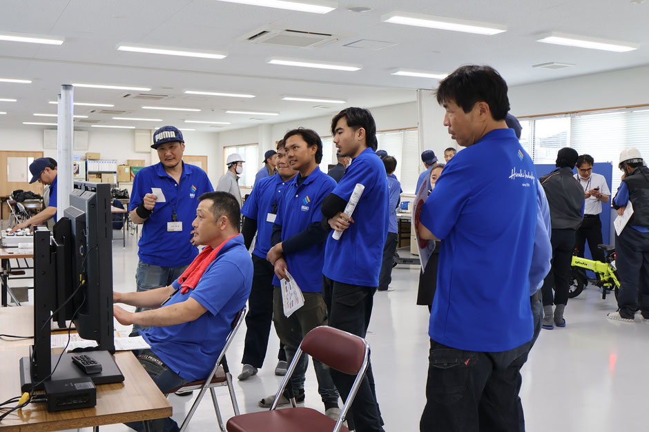 反射神経を確認する装置です。真剣なまなざしで見つめています。