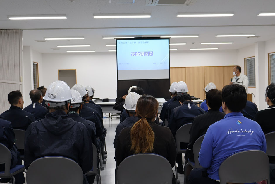 プロジェクターを使って説明を聞きました