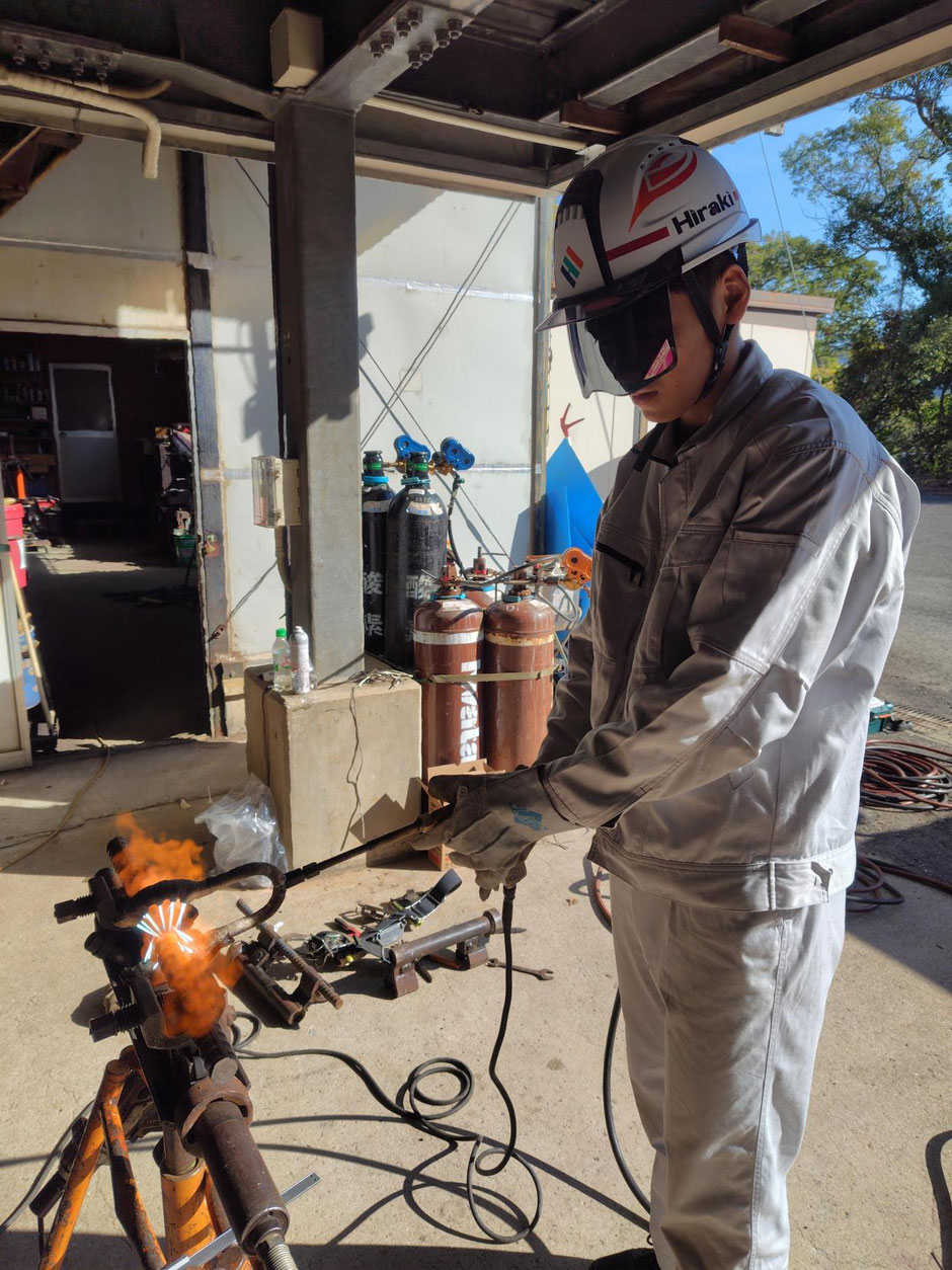 バーナーを持つ生徒