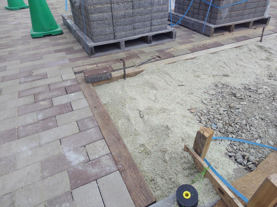 敷き砂をすることで、ブロックの沈下防止や平坦性確保、荷重分散、排水性の維持の役目があります