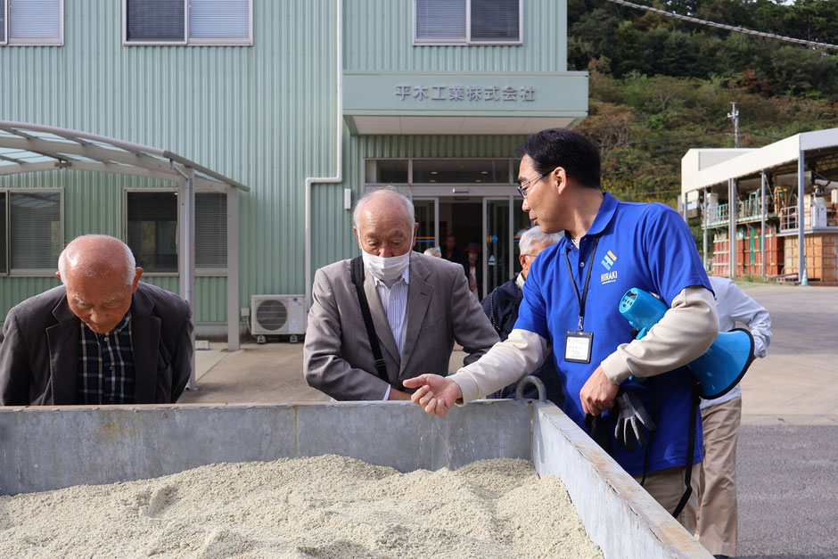 ガラス砂の説明を聞く参加者たち