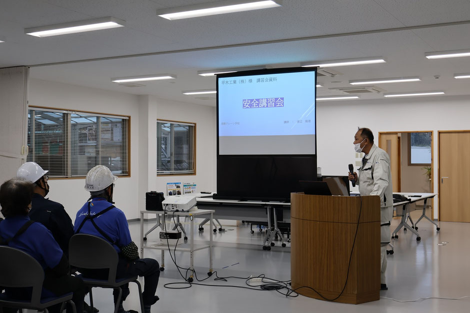 講義をするクレーン学校の講師