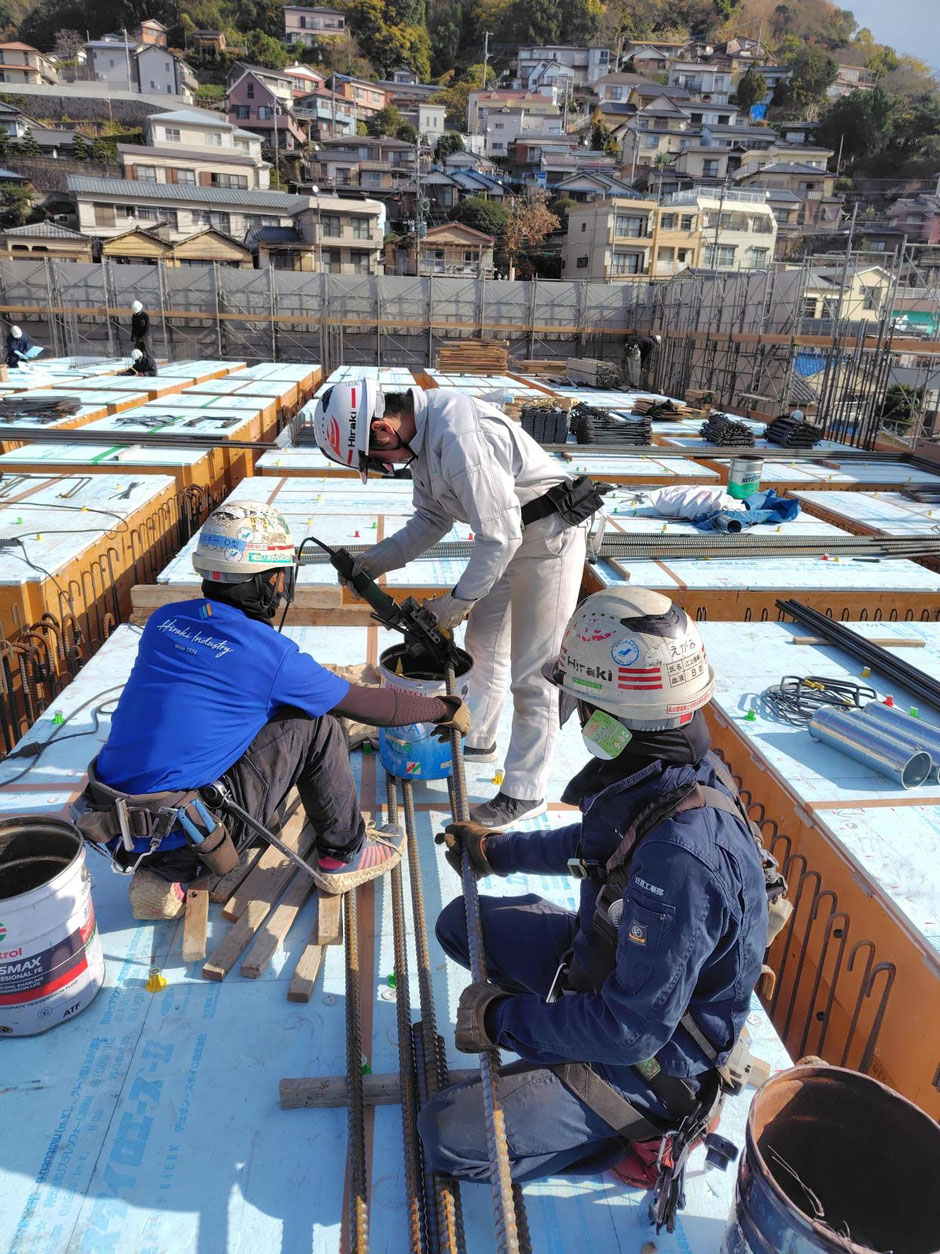 現場で切断をする生徒