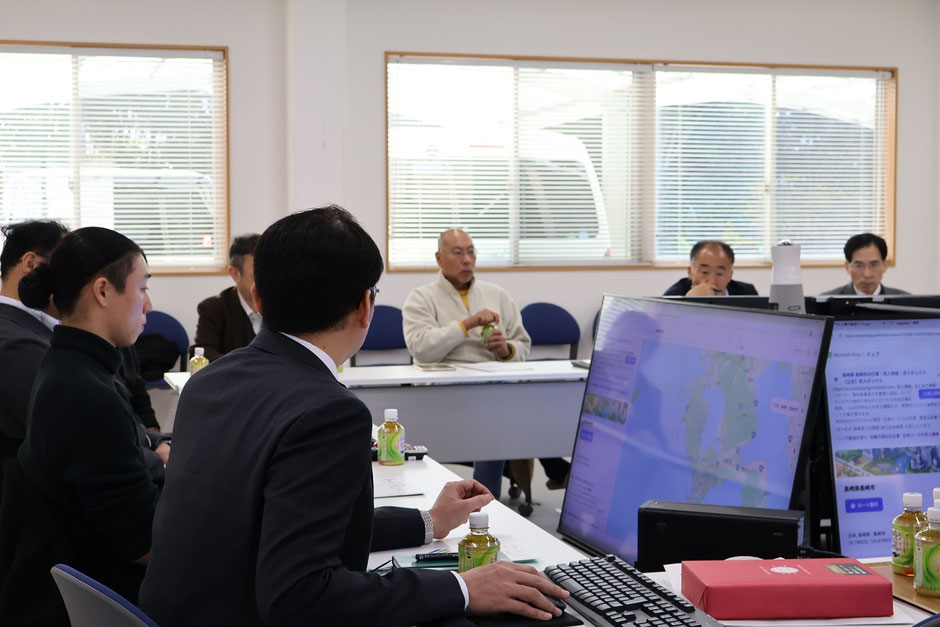 モニターを使い現在地や動画を使って弊社の説明を行いました。