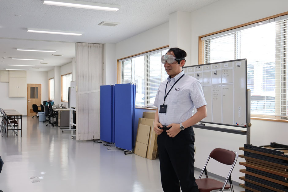 飲酒状態体感ゴーグルを装着する、髙濵社長