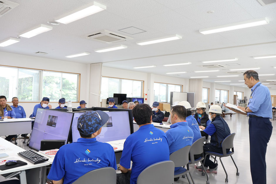 時津警察署の講話に聞き入る受講者たち