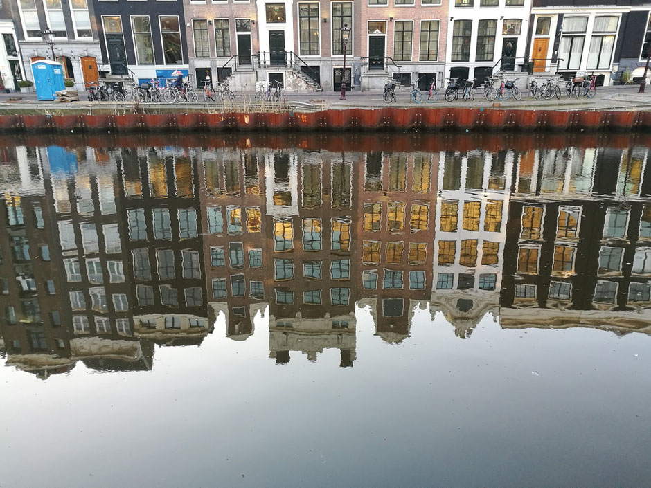 Tijd voor reflectie in Amsterdam. Foto: Peter Bijl