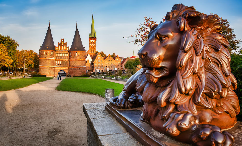 Adobe Stock / EKH-Picture / Das Holstentor, een oude stadspoort in Lübeck. Ooit was deze Noord-Duitse provinciestad de belangrijkste schakel in het netwerk van Hanzesteden
